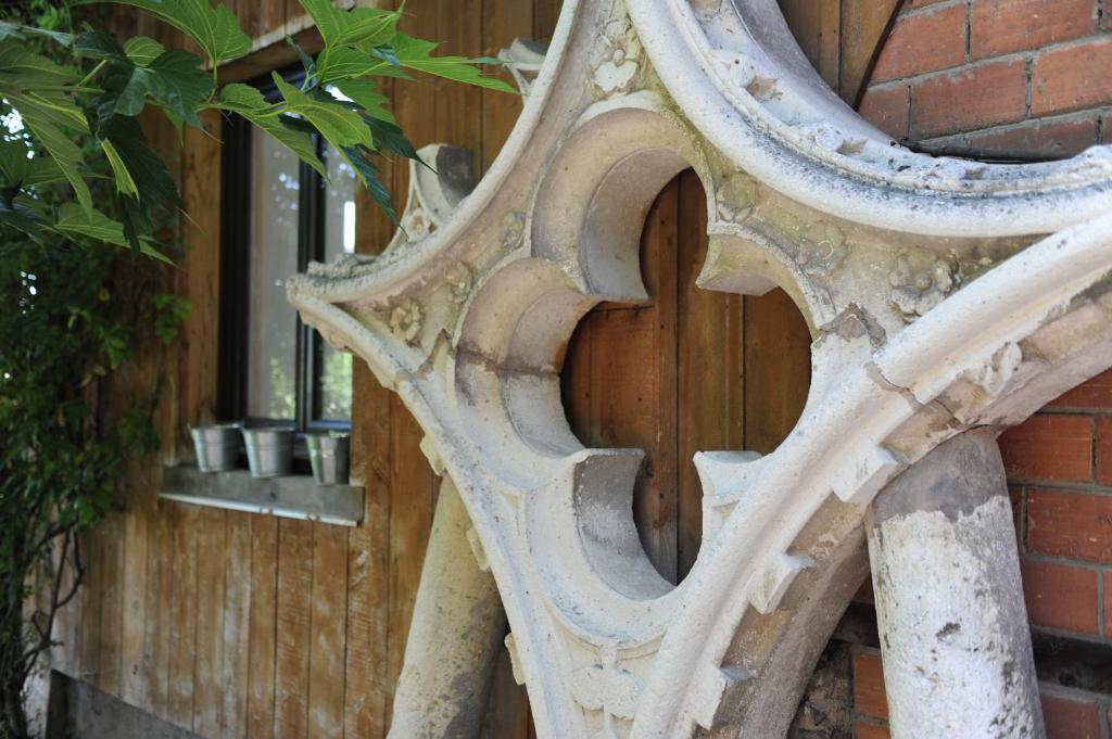um banco de madeira ao lado de um edifício de tijolos em La Rosace em Chartres
