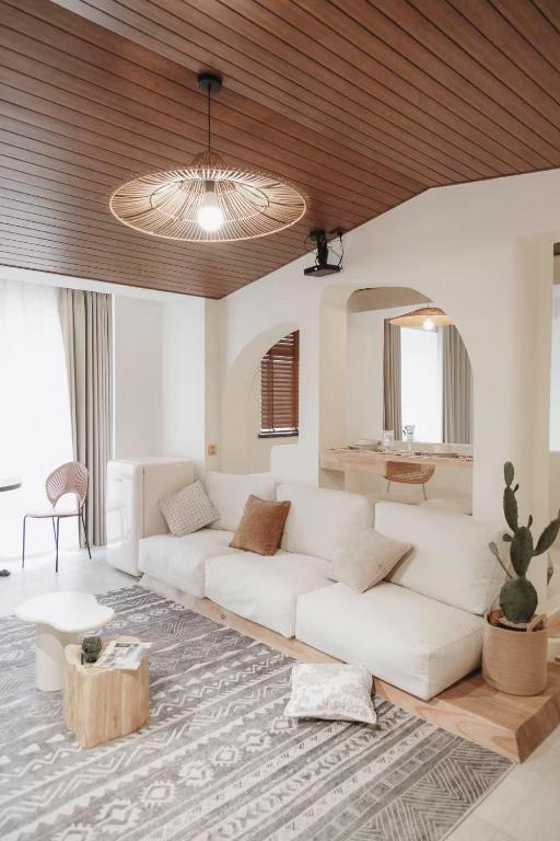 a living room with a white couch and a table at XiangNanLi Atelier Suites-Chengdu Chunxi Road & Taikoo Li in Chengdu