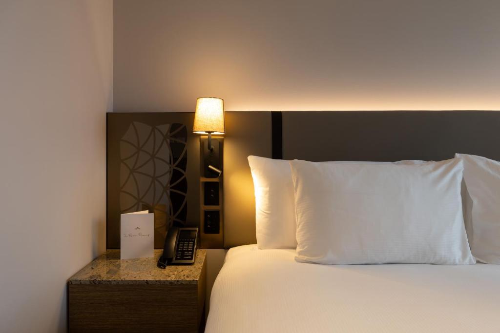 Postel nebo postele na pokoji v ubytování Hotel Grand Chancellor Auckland