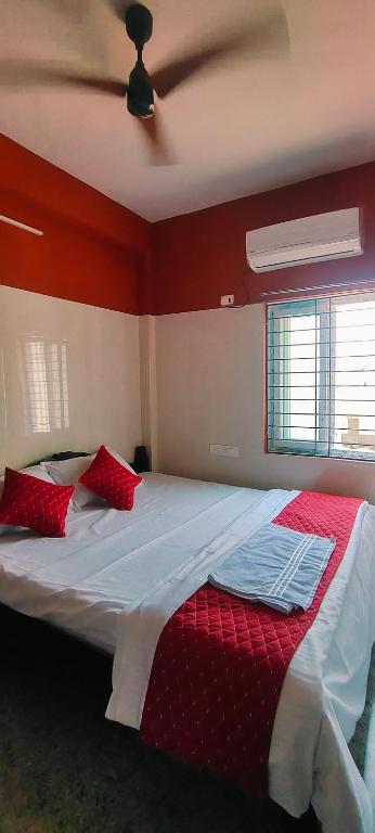 Postel nebo postele na pokoji v ubytování Hotel Jyothi Kumar Royal New
