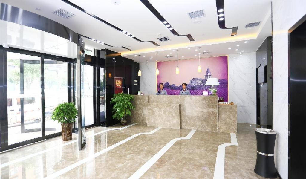 un hall avec un bar dans un bâtiment dans l'établissement Lavande Hotel Xi'an Longshouyuan Wenjing Road, à Xi'an
