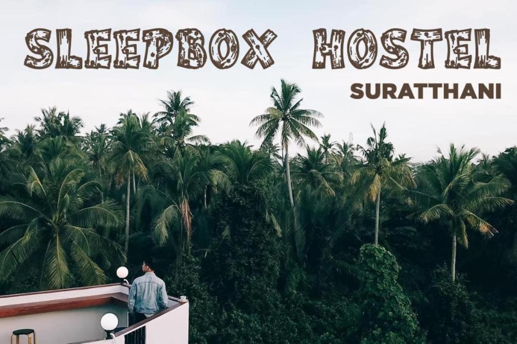 Chứng chỉ, giải thưởng, bảng hiệu hoặc các tài liệu khác trưng bày tại Sleepbox Hostel Suratthani