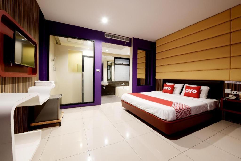 Ένα ή περισσότερα κρεβάτια σε δωμάτιο στο Sriracha Hotel And Spa