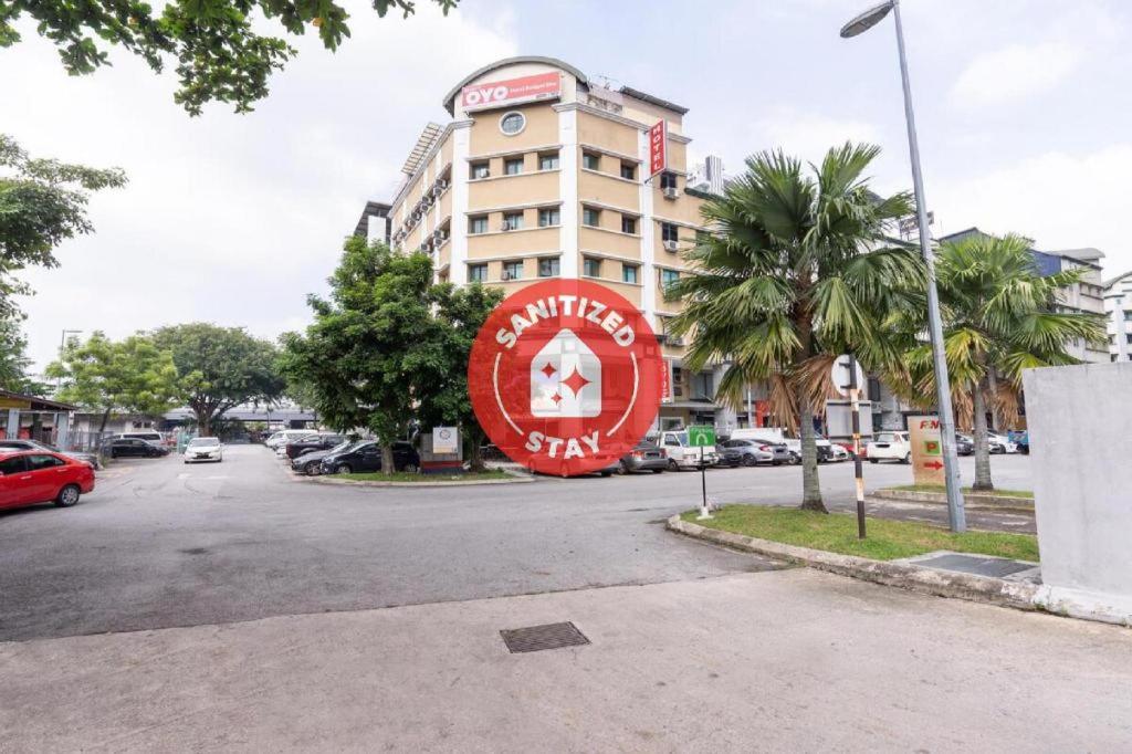 クアラルンプールにあるOYO 89717 Budget Star Hotelの通りの脇の赤い看板のある建物