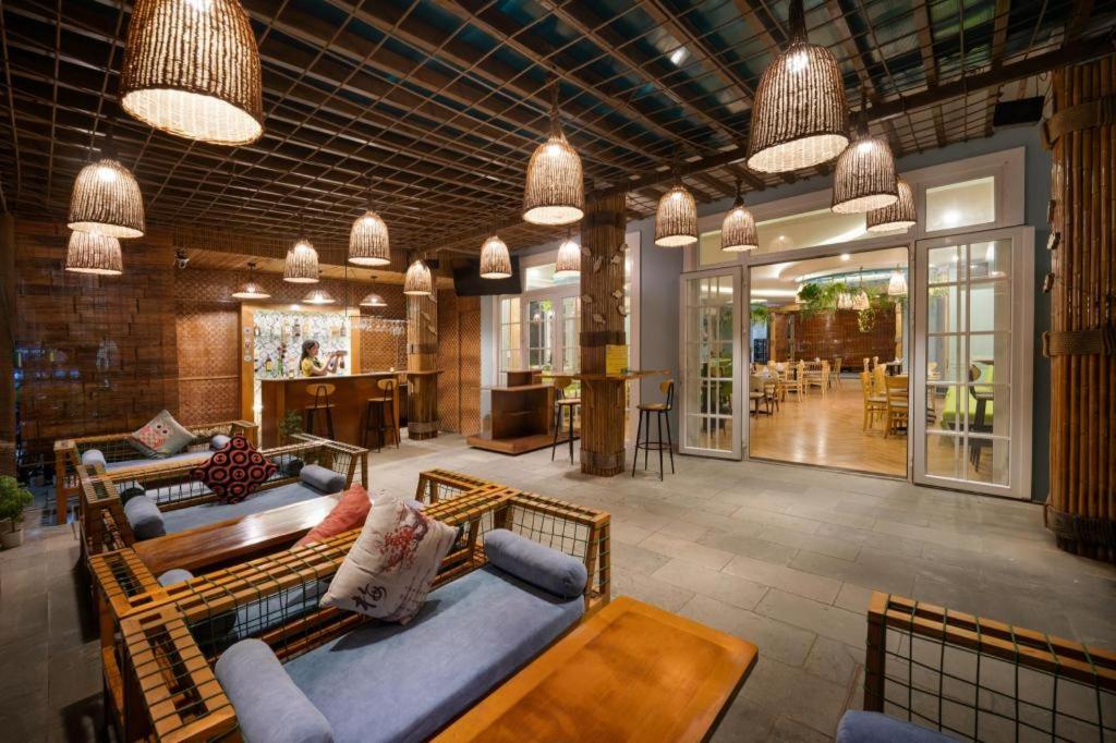 Χώρος καθιστικού στο TRIPLE Riverside Villa Hotel HoiAn