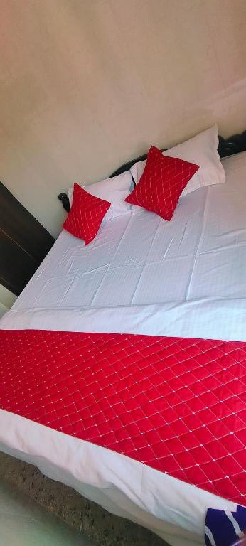 Postel nebo postele na pokoji v ubytování Hotel Jyothi Kumar Royal New