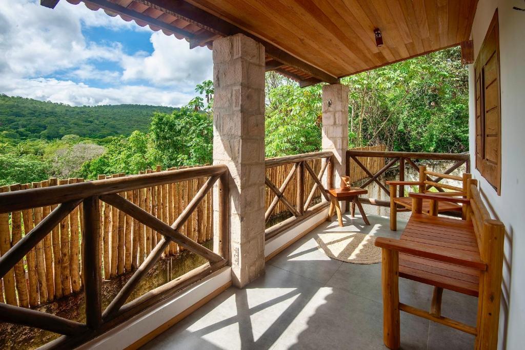 um alpendre de uma casa com vista para as montanhas em Casa Brisa do Vale - Lençóis - BA em Lençóis