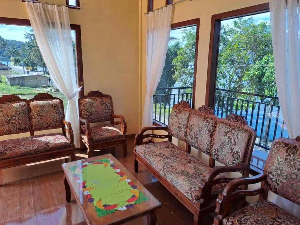 Гостиная зона в Hotel O Puri Azzura Danau Ranau Near Danau Ranau Pusri
