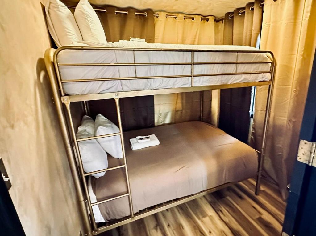 Katil atau katil-katil dalam bilik di LUXX - Two Bedroom Suite - Bunk Room