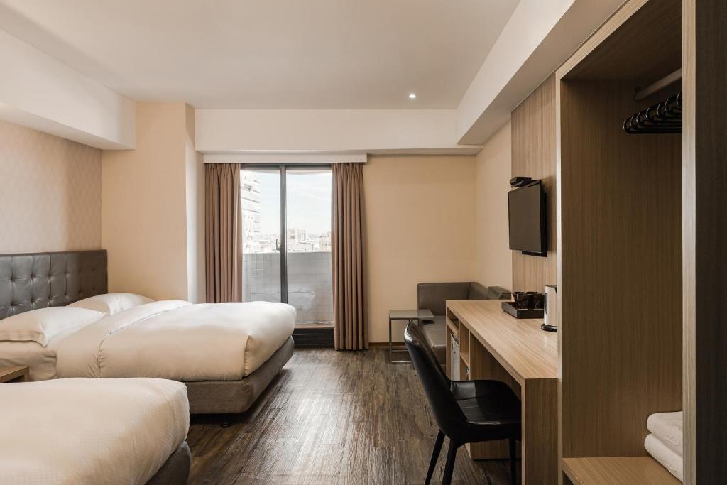Postel nebo postele na pokoji v ubytování The Riverside Hotel International