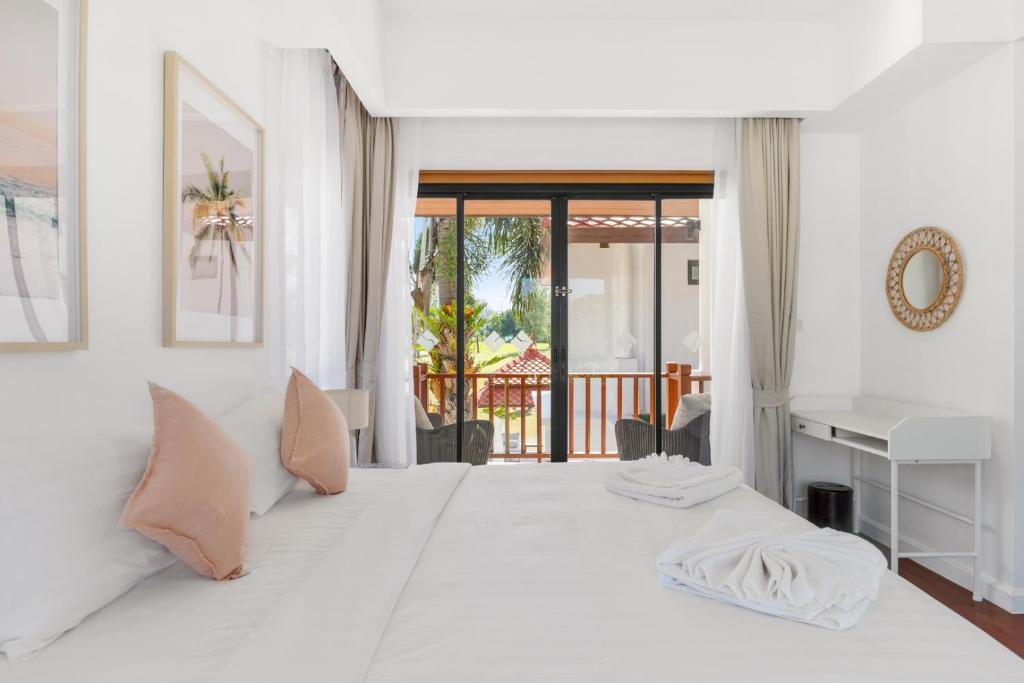 Ένα ή περισσότερα κρεβάτια σε δωμάτιο στο Coastal Villa on Fairway