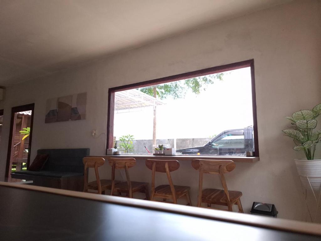 TV a/nebo společenská místnost v ubytování Mayeka Transit Hostel Bandara Internasional Lombok