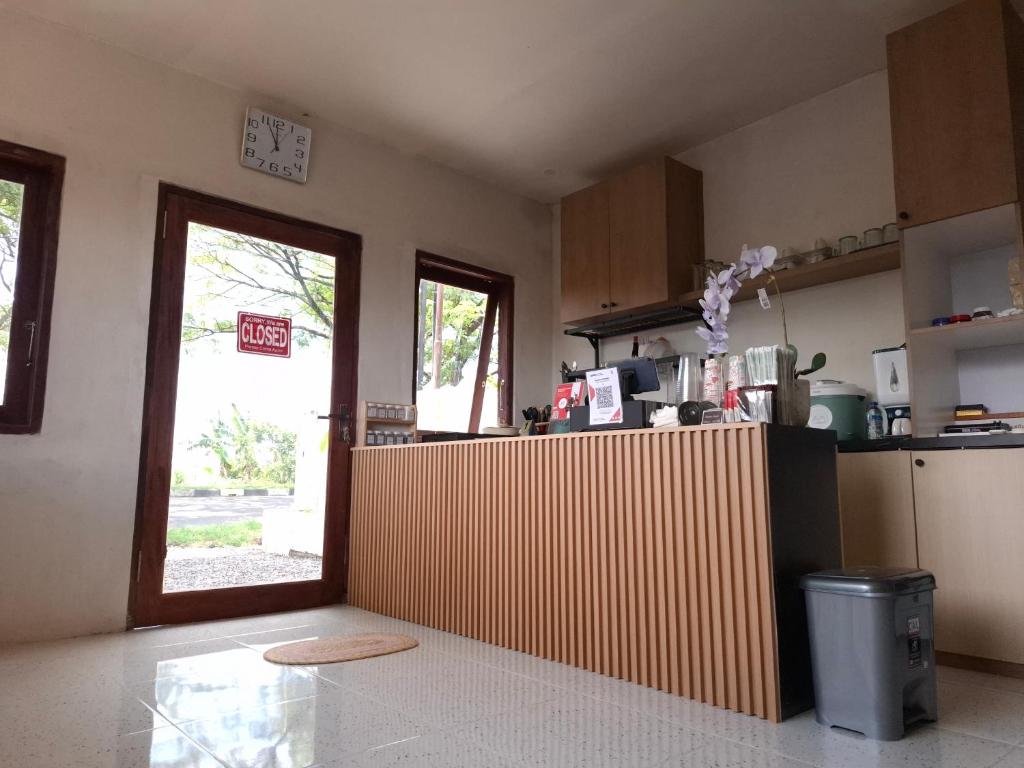 Kuchyň nebo kuchyňský kout v ubytování Mayeka Transit Hostel Bandara Internasional Lombok