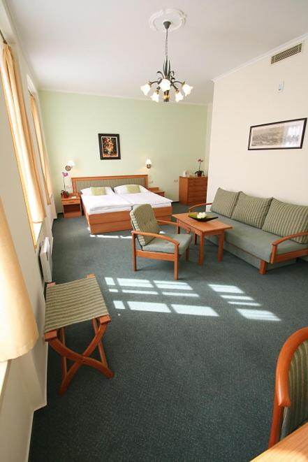 
Family Room (2 Adults + 1 Child)
