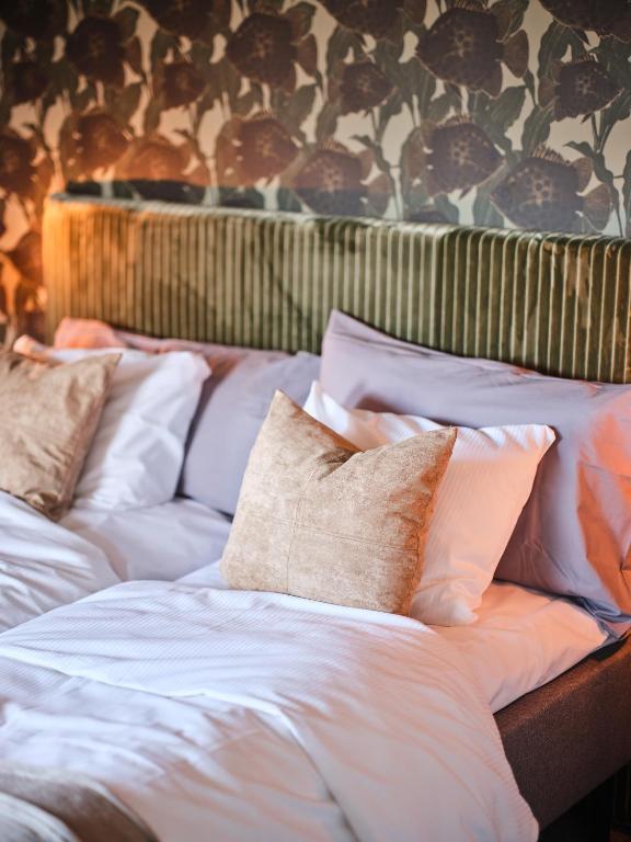 Postel nebo postele na pokoji v ubytování HAGA Hotell & Bistro