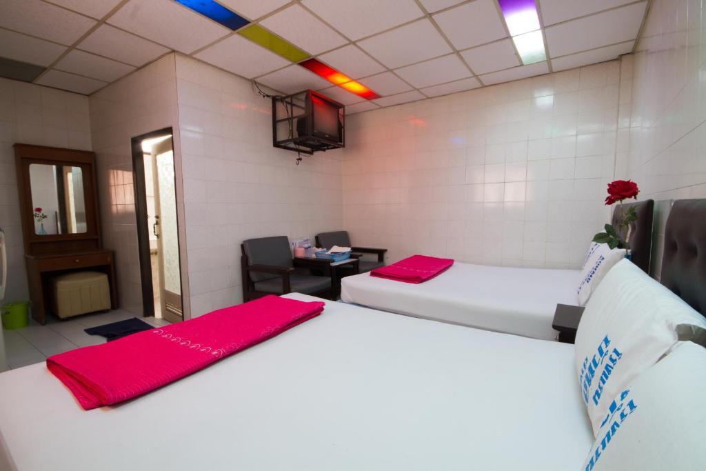 Bualuang HOTEL - Superior Queen Room With Two Queen Beds