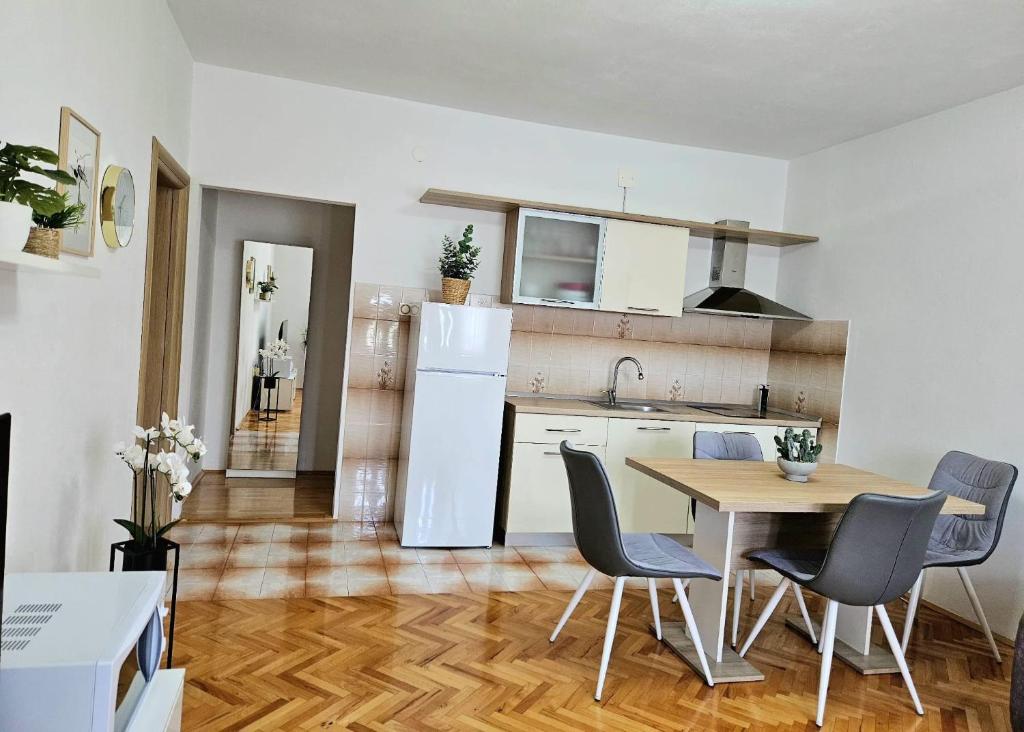 Kuchyňa alebo kuchynka v ubytovaní Apartman "Roko"