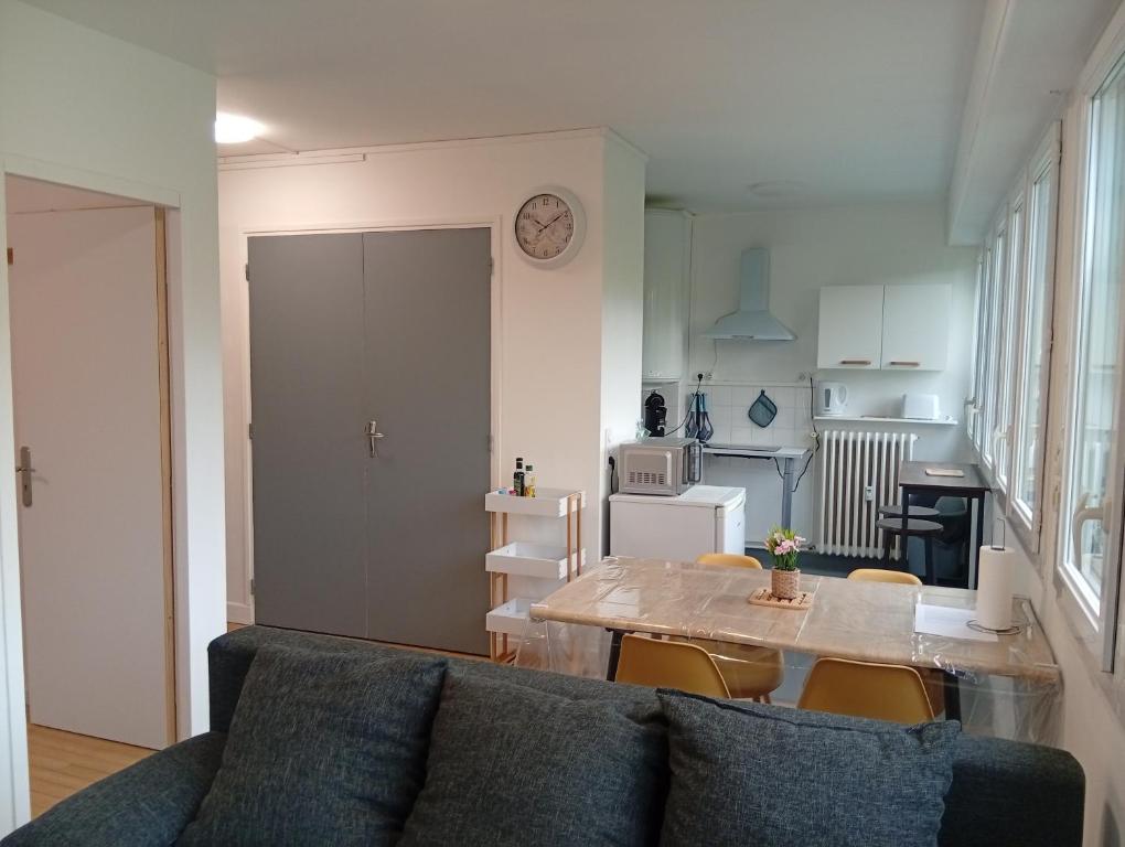 Kuchyň nebo kuchyňský kout v ubytování Coucher de soleil, gros matelas, parking, 2 lits, lave-linge, wifi, netflix