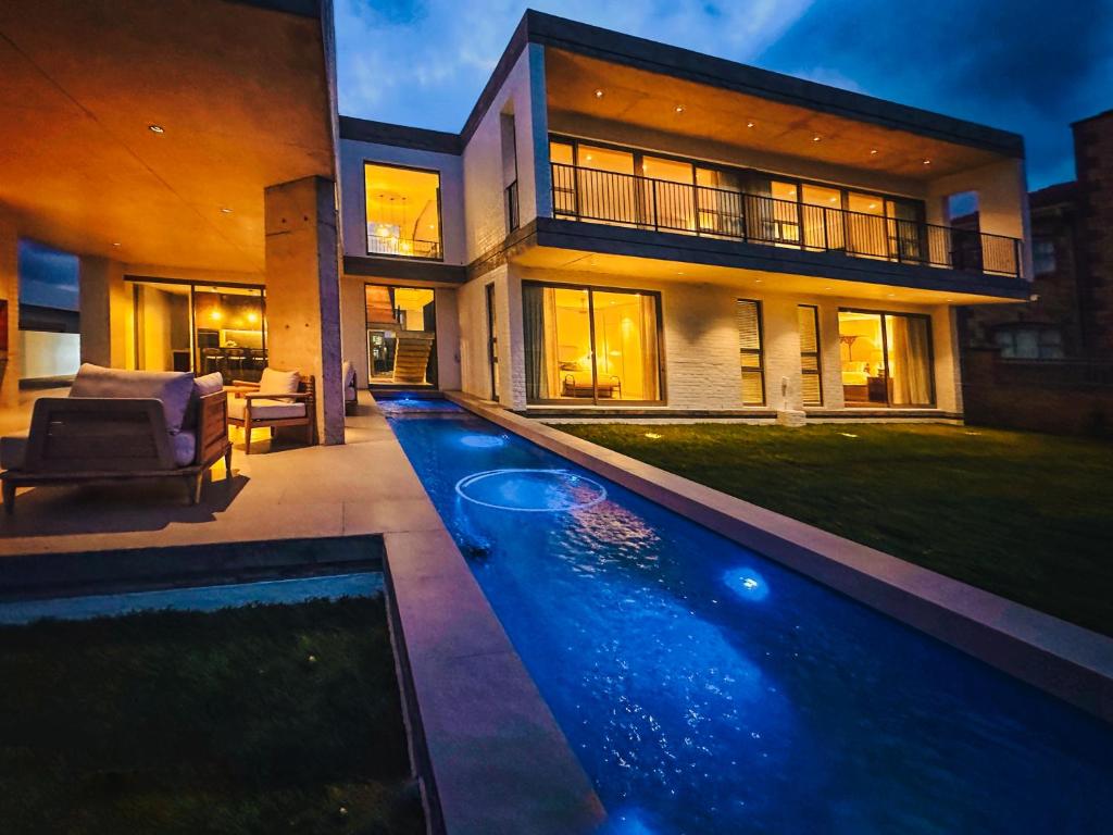 una casa con piscina delante de una casa en Sonvanger Villa Oceanfront Luxury, en Struisbaai