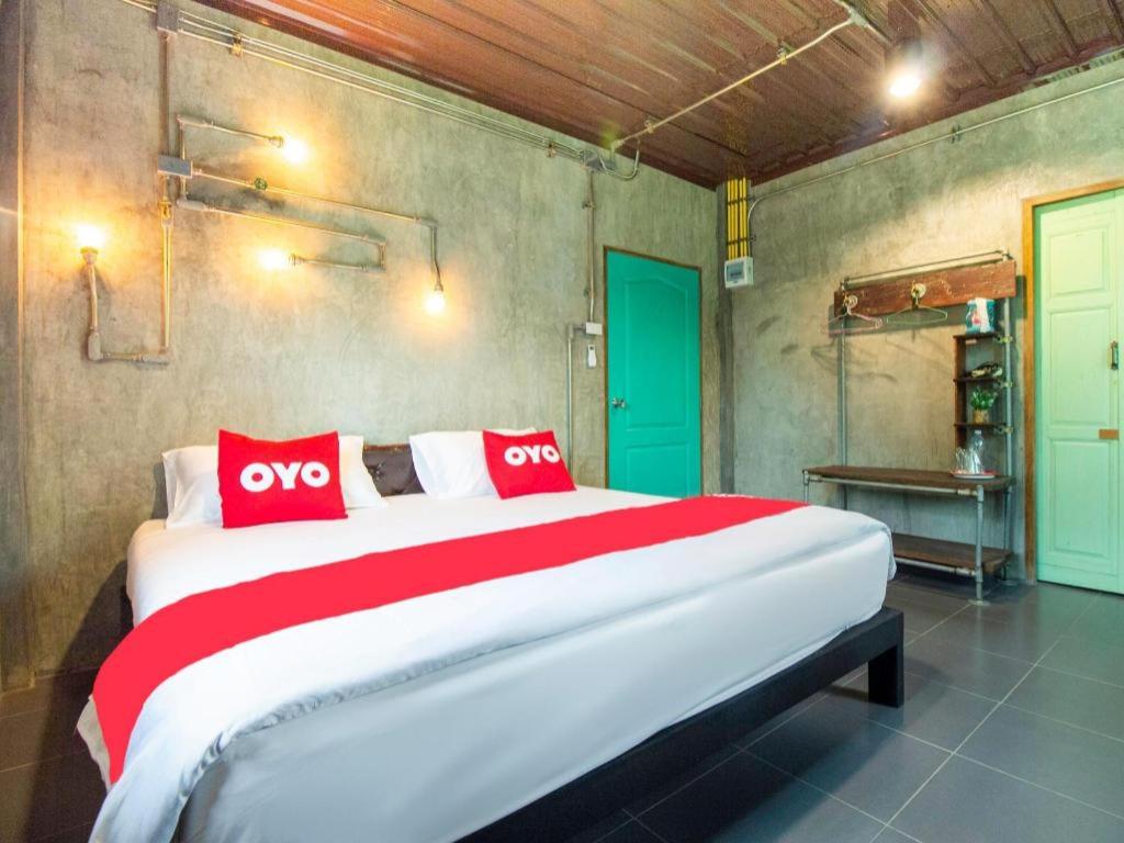 Postel nebo postele na pokoji v ubytování OYO 999 Baan Pak Rom Ruen