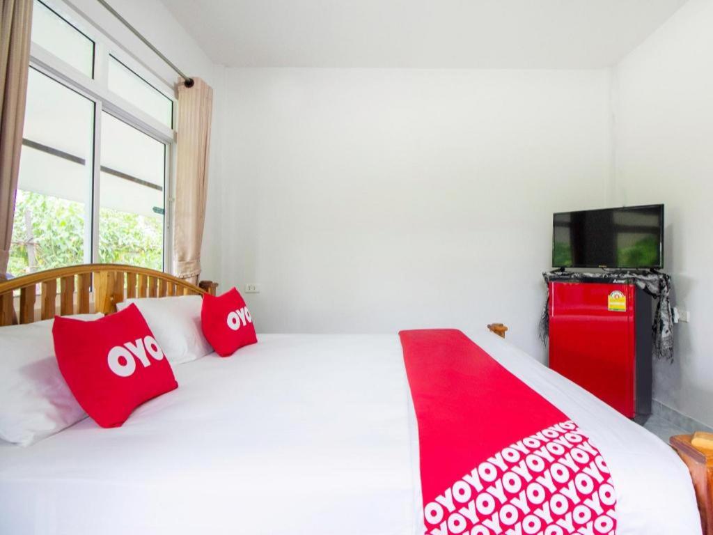 Postel nebo postele na pokoji v ubytování OYO 999 Baan Pak Rom Ruen