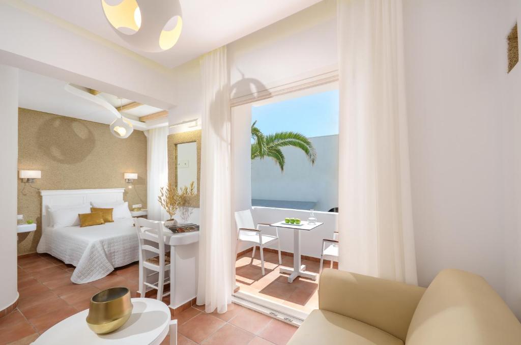 Giường trong phòng chung tại Adriani Hotel