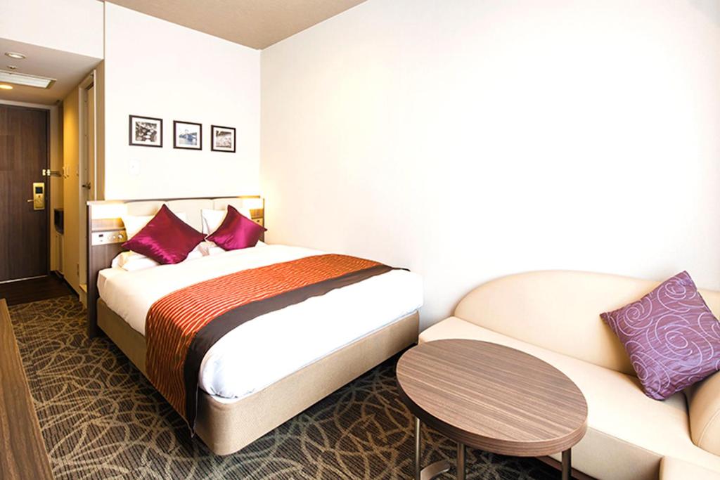 Postel nebo postele na pokoji v ubytování HOTEL MYSTAYS Ueno East