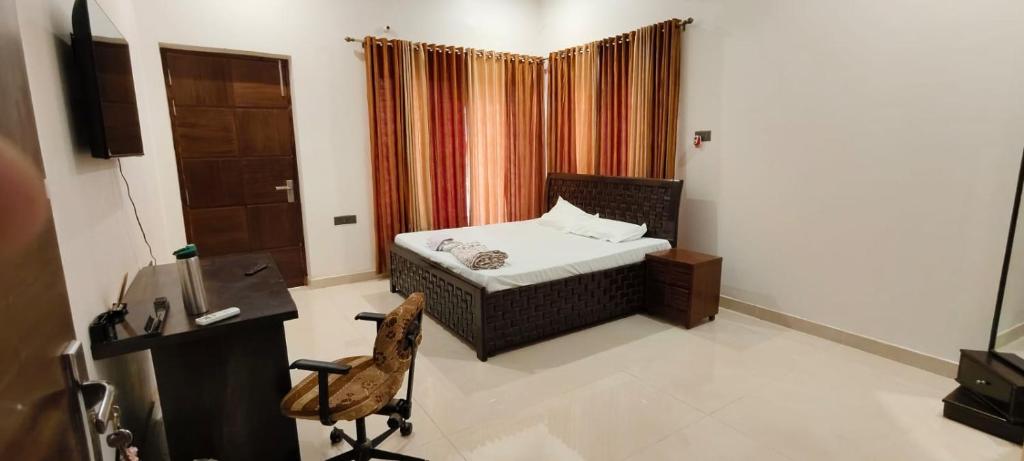 Postel nebo postele na pokoji v ubytování Luxury Villa, 5 Min DLW, 10 Min Station & BHU
