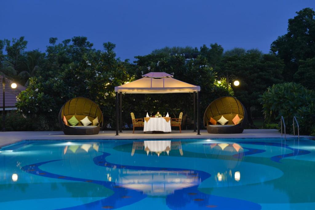 Bazén v ubytování Madhubhan Resort & Spa nebo v jeho okolí