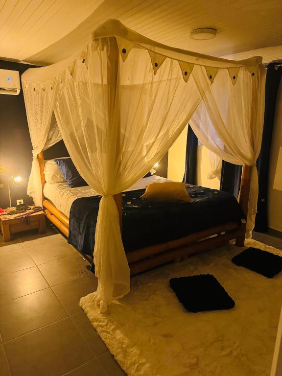 Postel nebo postele na pokoji v ubytování Astral Suite, Love Room, Jacuzzi, Distance to Beach