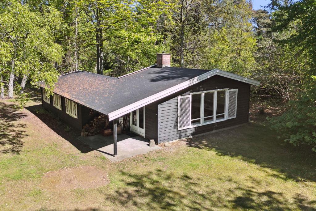 eine Aussicht über ein kleines Haus im Wald in der Unterkunft Renovated Cottage Near Forest And Beach in Rørvig
