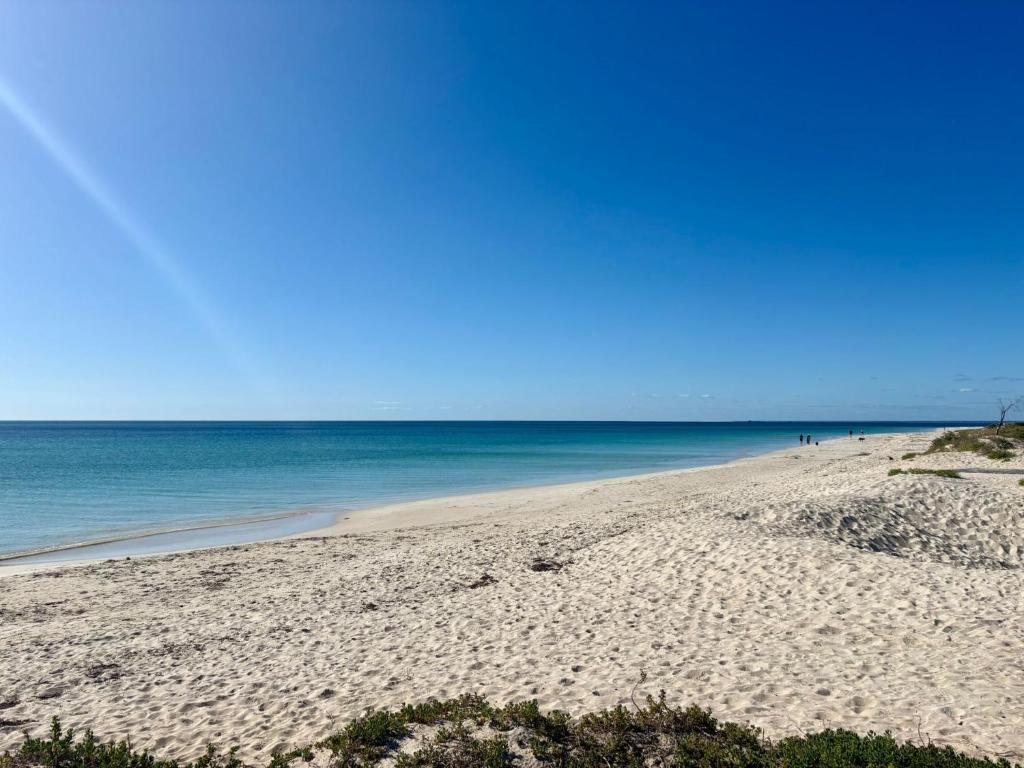 a sandy beach with the ocean in the background at Broadwater Beach Cottage in Broadwater