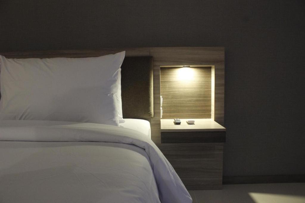 My Tower Hotel Surabayaにあるベッド