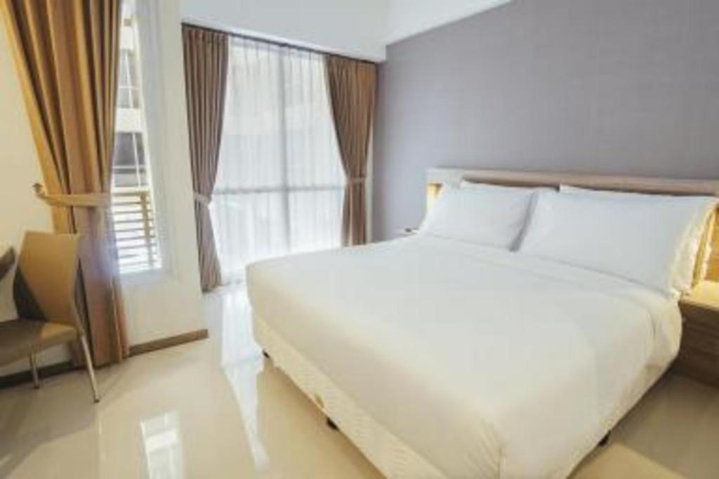 My Tower Hotel Surabayaにあるベッド
