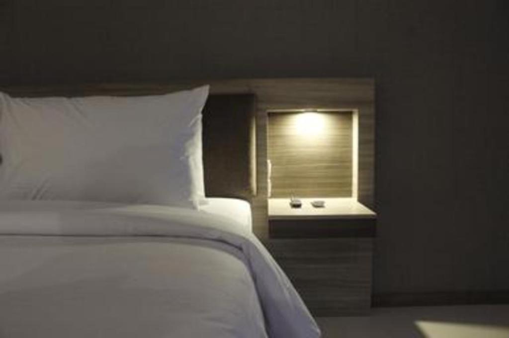 My Tower Hotel Surabayaにあるベッド
