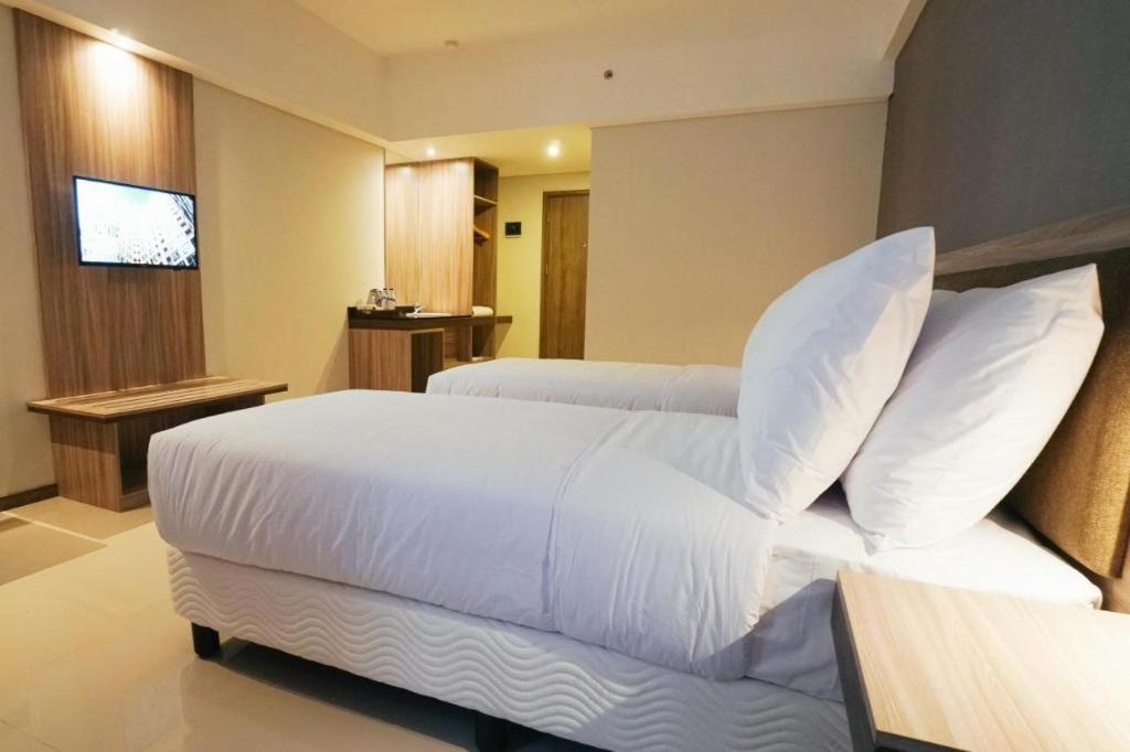 My Tower Hotel Surabayaにあるベッド