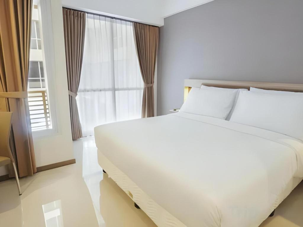 My Tower Hotel Surabayaにあるベッド