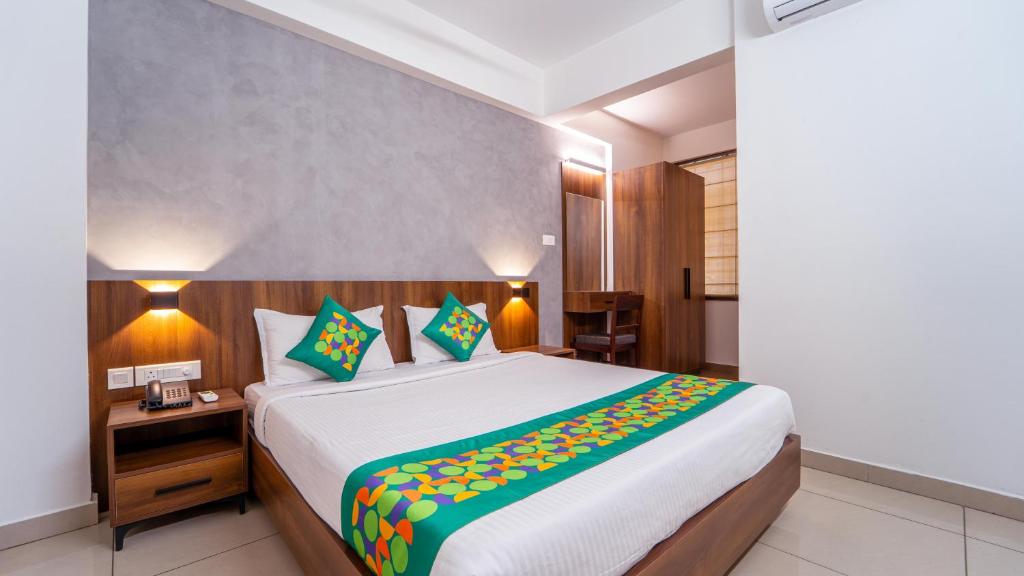 Postel nebo postele na pokoji v ubytování Treebo Petals Suites