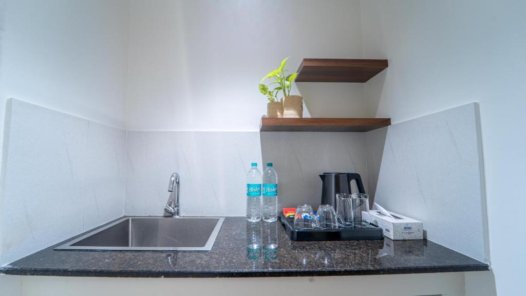 Kuchyň nebo kuchyňský kout v ubytování Treebo Petals Suites