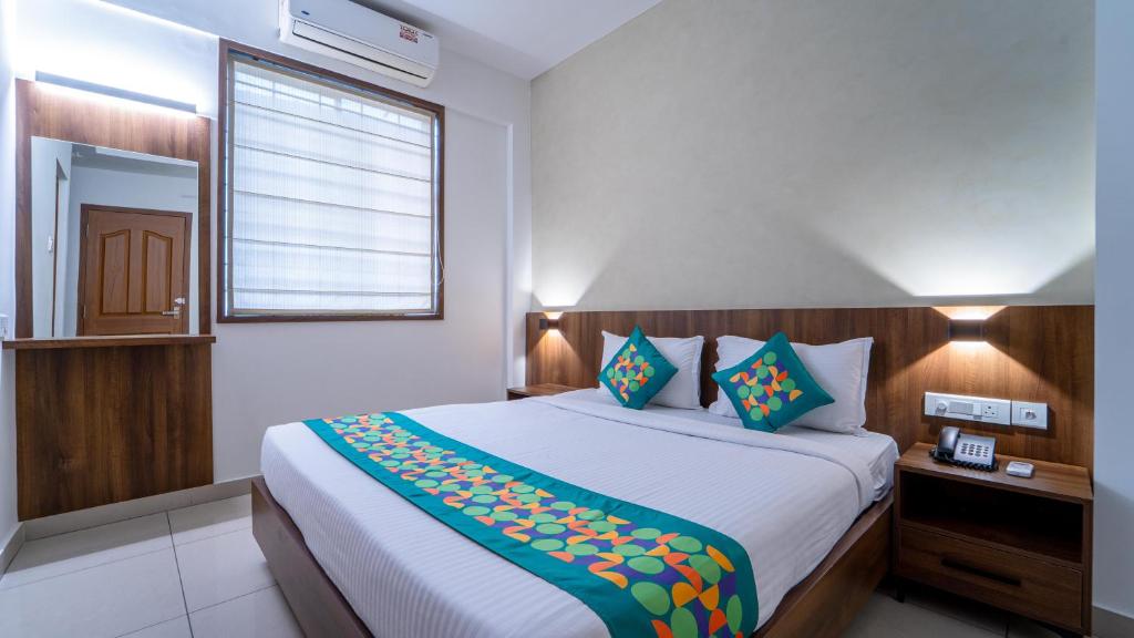 Postel nebo postele na pokoji v ubytování Treebo Petals Suites