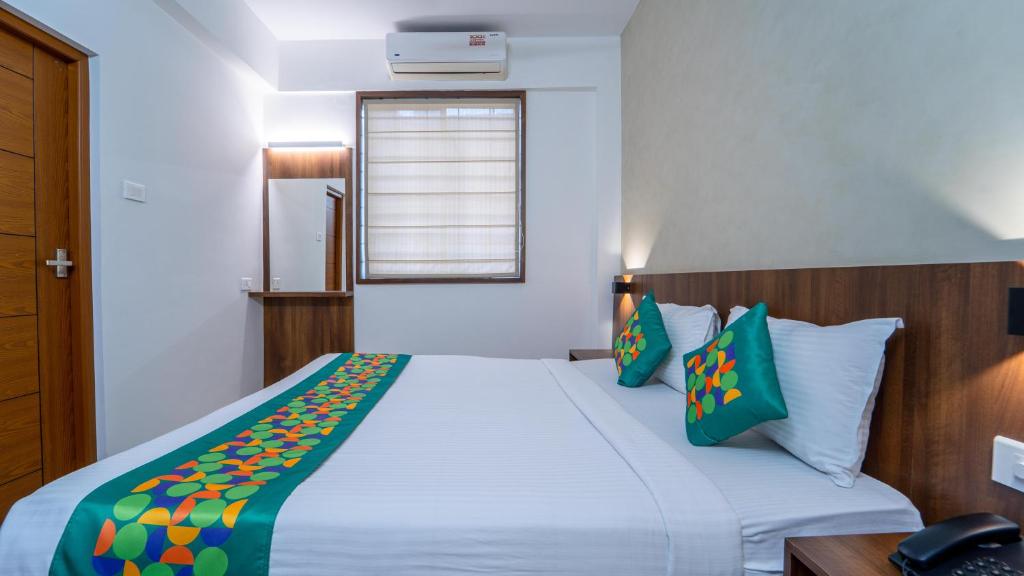 Postel nebo postele na pokoji v ubytování Treebo Petals Suites
