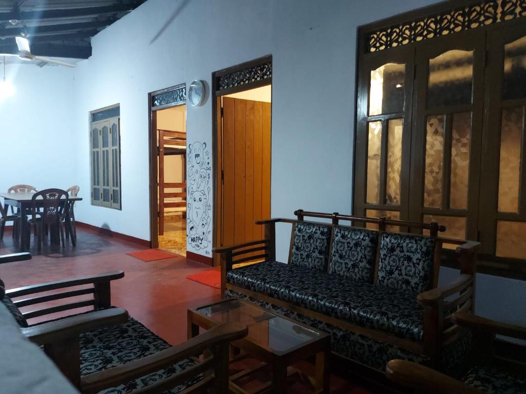Posezení v ubytování Gokanna Pearl Guest & Hostels