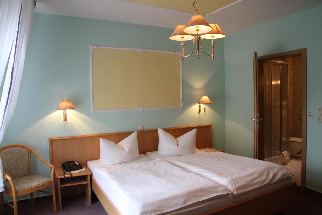 Postel nebo postele na pokoji v ubytování Hotel Zum Bürgergarten