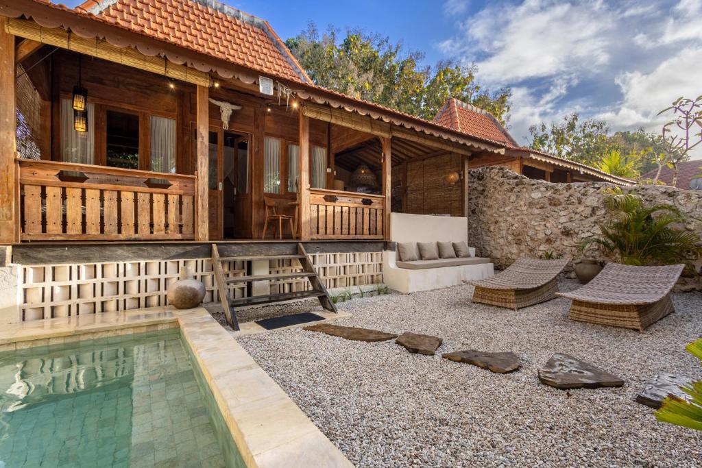 una casa con piscina al lado de una casa en Villa Yang Uluwatu - Central 1BDR Villa with Pool, en Uluwatu