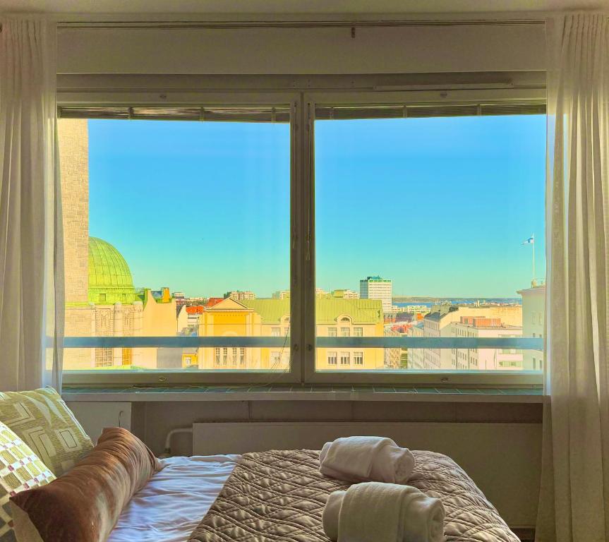 Un pat sau paturi într-o cameră la Top Floor Getaway in Central Helsinki - Church & Sea View