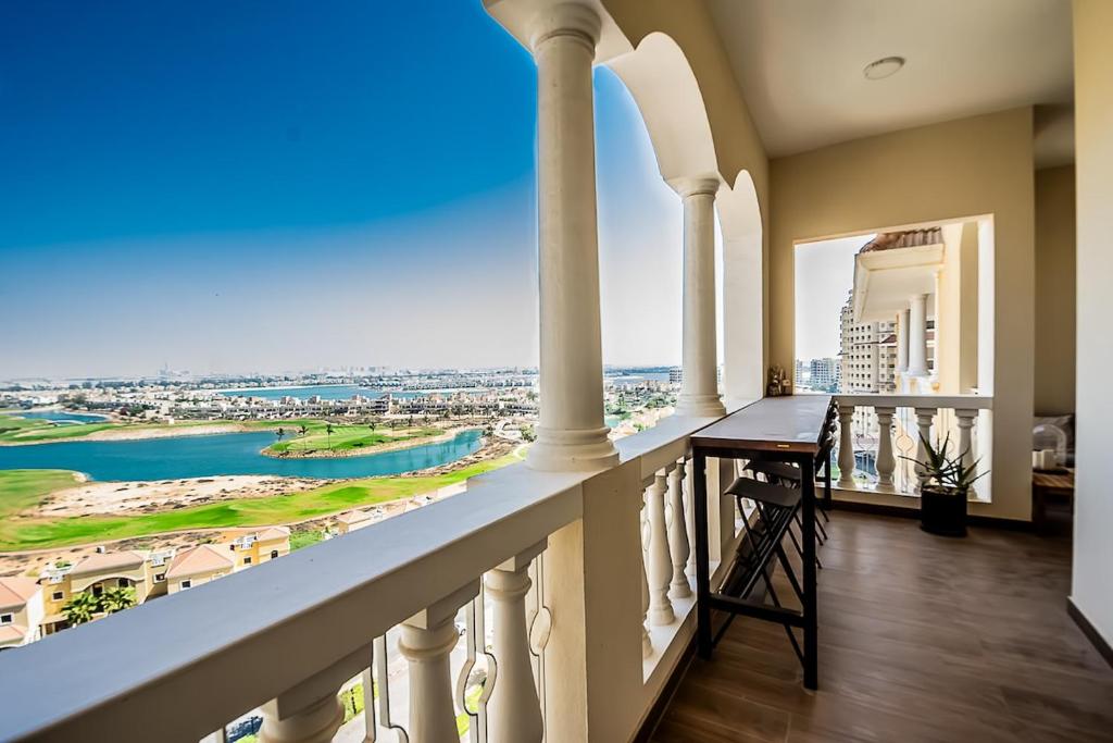 ein Balkon mit Blick auf die Stadt in der Unterkunft Serene Lagoon Escape in Ras al Khaimah