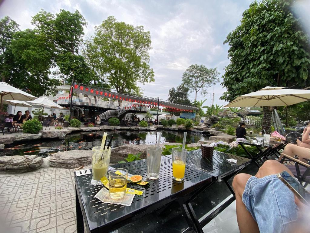 un tavolo con delle bevande sopra accanto a un fiume di Gia Linh Homestay a Cao Bằng