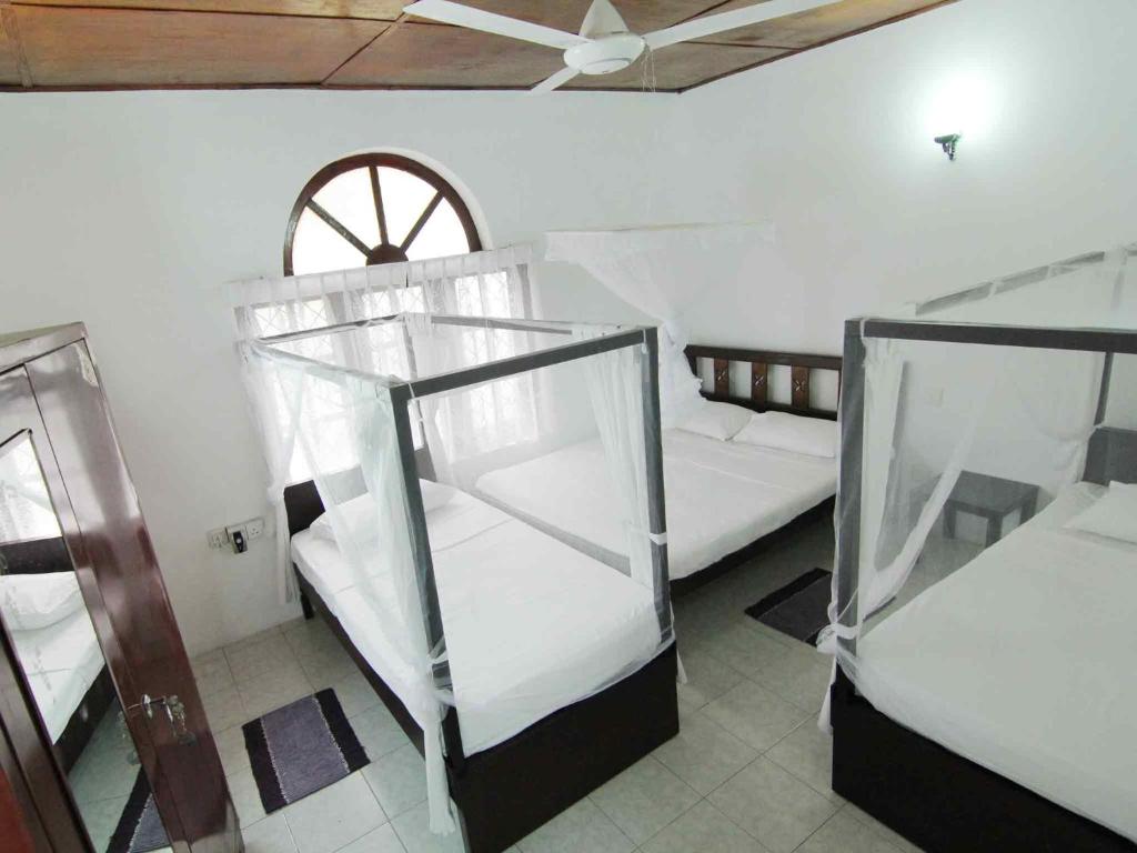 Postel nebo postele na pokoji v ubytování 2in1 Kandy Hostel