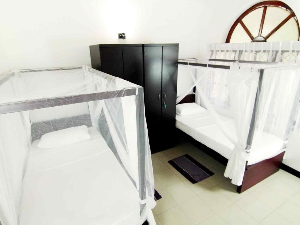 Postel nebo postele na pokoji v ubytování 2in1 Kandy Hostel