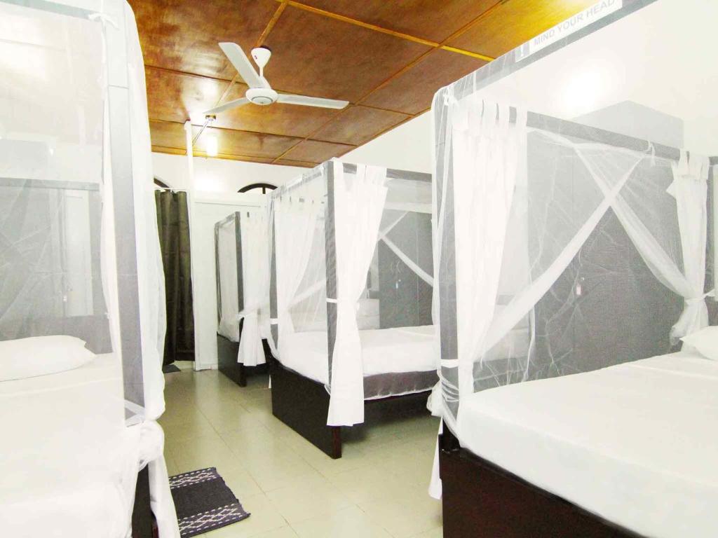 Postel nebo postele na pokoji v ubytování 2in1 Kandy Hostel